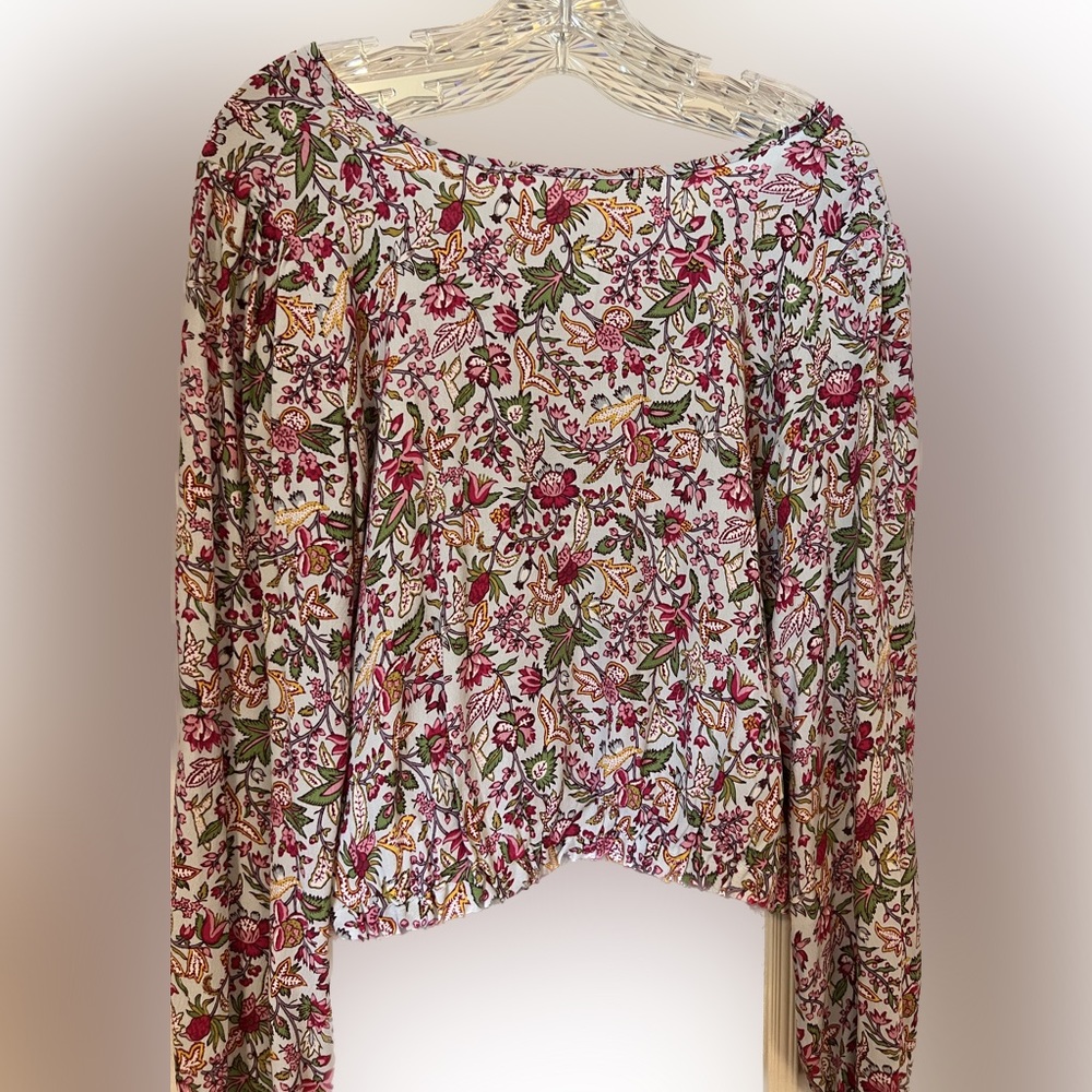 Cropped floral blouse.